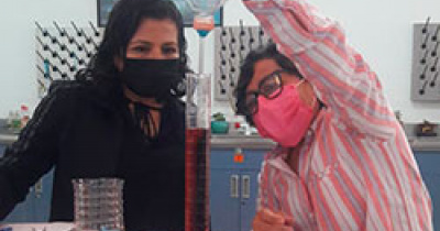 Imparten curso de Prácticas de Hidrostática e Hidrodinámica a profesoras y profesores del Nivel Medio Superior de la UG