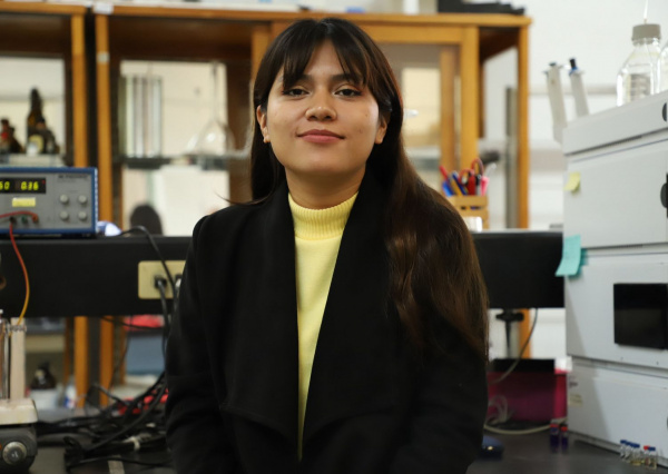 Estudiante UG trabaja en la degradación de fármacos en aguas residuales