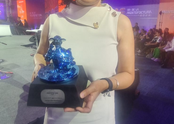 Galardonan a investigadora universitaria con un Reconocimiento “Mentefactura” 
