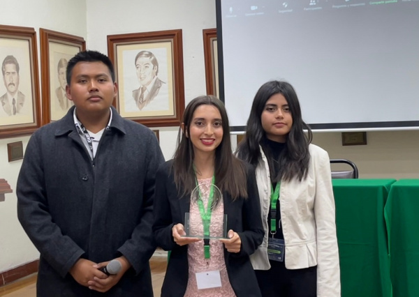 Egresada de Astrofísica UG recibe la presea ‘Ing. Sergio Viñals’ por su tesis de Maestría en el campo espacial
