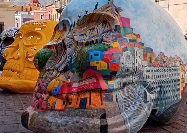 Artistas visuales de la UG presentaron intervención pictórica en cráneos de gran formato