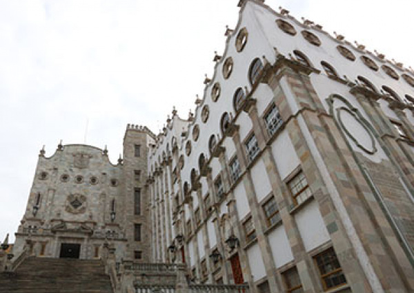 Plantea UG desarrollar el ciclo escolar agosto-diciembre en modalidad virtual