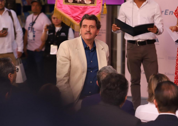 Enrique Serna recibe el Premio Ibargüengoitia y sacude con su visión de la historia