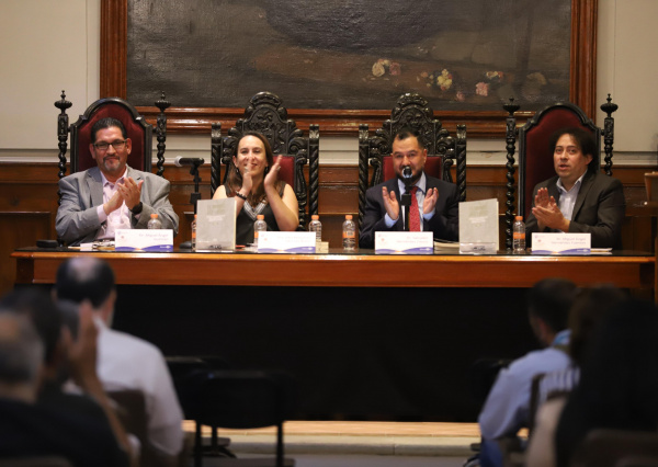 Presentan en la UG “El mundo del libro. Los tesoros bibliográficos en la Biblioteca Armando Olivares”