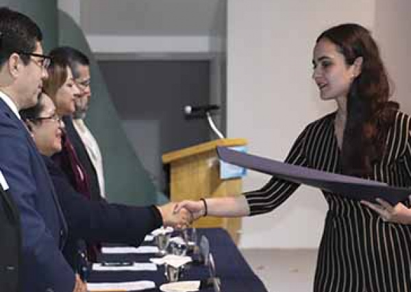 Universidad de Guanajuato entrega títulos a 77 nuevos profesionistas 