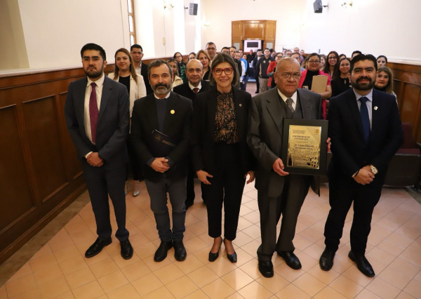 Rinde Universidad de Guanajuato homenaje al Dr. Carlos Eduardo Hernández Pérez por 45 años de servicio a la comunidad universitaria