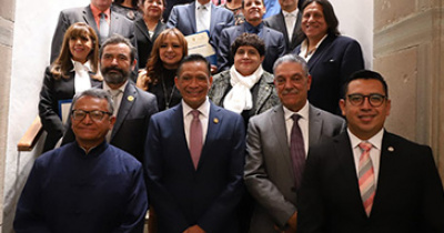 UG reconoce a integrantes de la generación 1985-1990 de la Licenciatura en Derecho