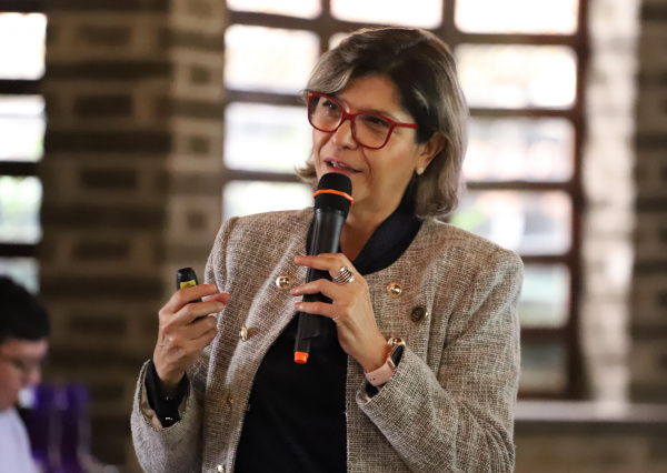 Rectora General de la UG reflexiona sobre el uso ético de la IA en charla con el sector empresarial