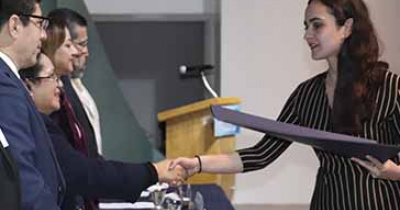 Universidad de Guanajuato entrega títulos a 77 nuevos profesionistas 
