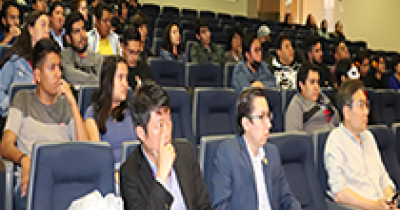 Delegación coreana dona instrumento tradicional al Departamento de Música de la UG 