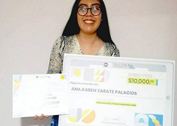 Premian a Ana Karen Zárate Palacios, alumna de la UG, por impulsar “Jóvenes Líderes comunitarios”