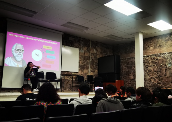 “Yo reivindico totalmente la literatura como una herramienta política para contar nuestras propias historias”: Dahlia de la Cerda