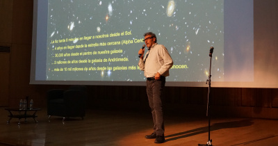 Miguel Alcubierre comparte modelos científicos con comunidad UG