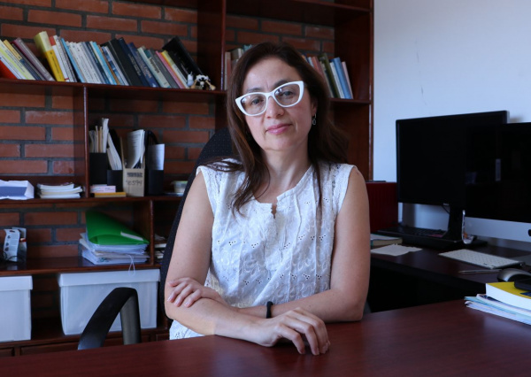 Mujer y niña en la ciencia: matemática UG desarrolla novedosa teoría sobre de ecuaciones diferenciales