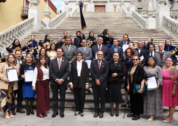 Celebran 30 años de egreso generación 1990-1994 de la Licenciatura en Derecho UG