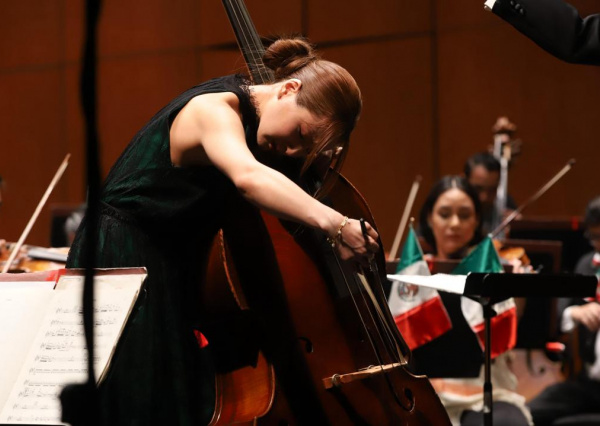 Estrenan ‘miniaturas’ para la OSUG y obra de Nino Rota en manos de la contrabajista Mikyung Sung