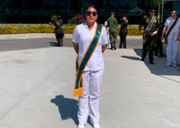 Profesora UG porta con orgullo la banda “Miguel Hidalgo”