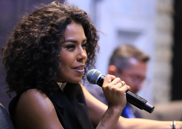 La cantautora Fela cierra en la UG jornadas de trabajo sobre propiedad intelectual 