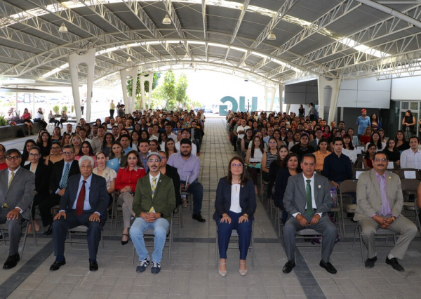 Egresada UG: Puedo decirles que con esfuerzo, disciplina, compromiso y responsabilidad se pueden lograr grandes metas 