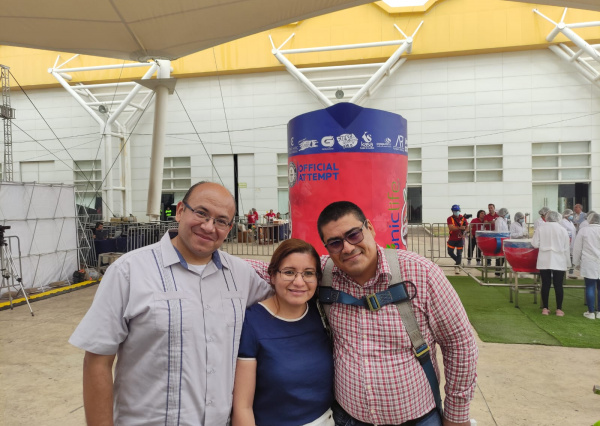 Preparan la jarra de agua de fresa más grande del mundo 