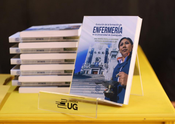 Presentan la obra “Evolución de la formación de enfermería en la Universidad de Guanajuato”