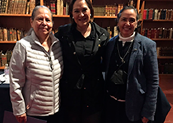 Marina Rodríguez recibe reconocimiento por su destacada trayectoria en el Archivo Histórico de la UG 