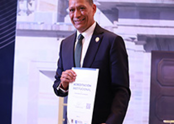 UG se convierte en la primera universidad del país acreditada por los CIEES por un periodo de 7 años 