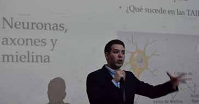 Estudiantes UG conversan sobre ciencia con jóvenes de nivel medio superior 