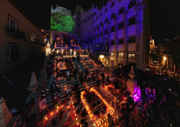 Más de 300 estudiantes montan la Ofrenda Monumental en la Escalinata de la UG