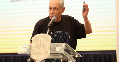 El poeta Ricardo Castillo recibe en la UG el VI Premio Jorge Ibargüengoitia de Literatura