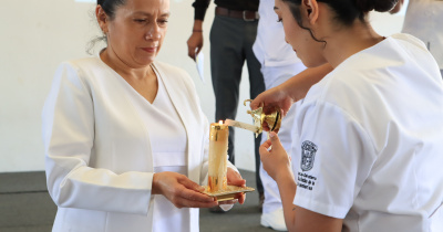Estudiantes de la Licenciatura en Enfermería y Obstetricia reciben “la luz del conocimiento” en la ceremonia de Pase de la luz