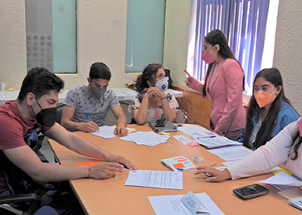 UG otorga apoyos a estudiantes en situación de discapacidad