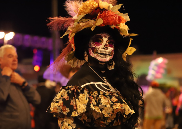 Con danza, música y poesía, salmantinos celebran Marcha de las Catrinas