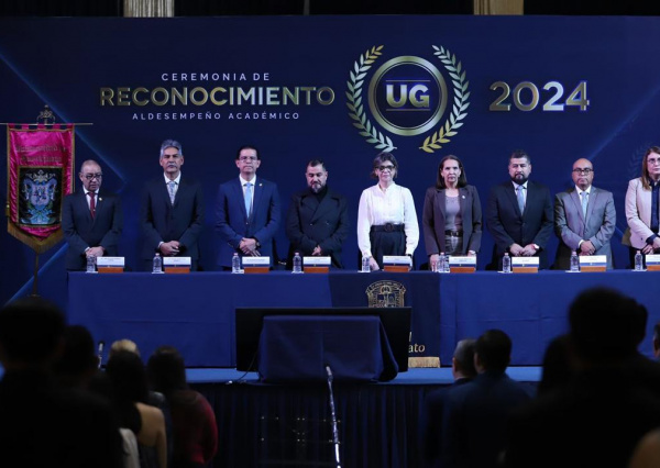 Celebran el esfuerzo y talento académico de estudiantes sobresalientes de “la Colmena”