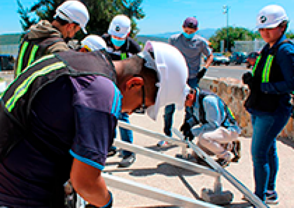 Estudiantes de Ingeniería Eléctrica practican instalaciones fotovoltaicas mediante capacitación por una empresa