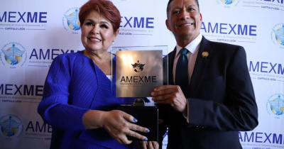 AMEXME Capítulo León otorga reconocimiento al Dr. Guerrero Agripino por su labor en la UG 