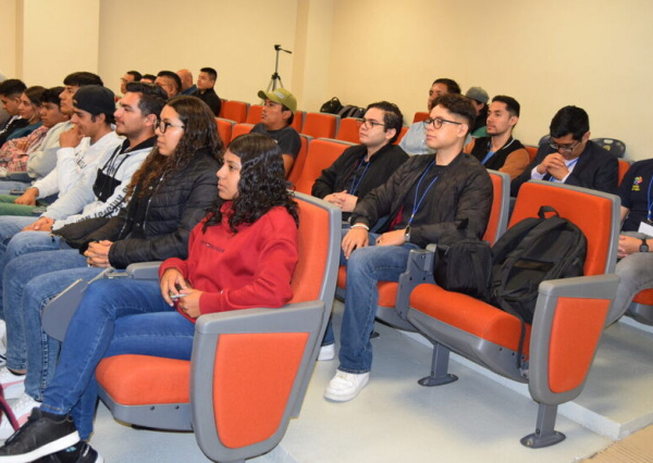 Comunidad científica presenta tendencias en electrónica, cómputo y óptica en UG Yuriria