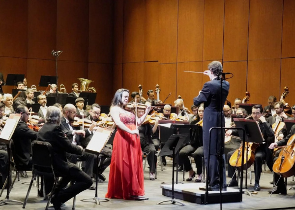 Junto a la violinista Angélica Olivo, OSUG vive el  “Fandango” de Arturo Márquez