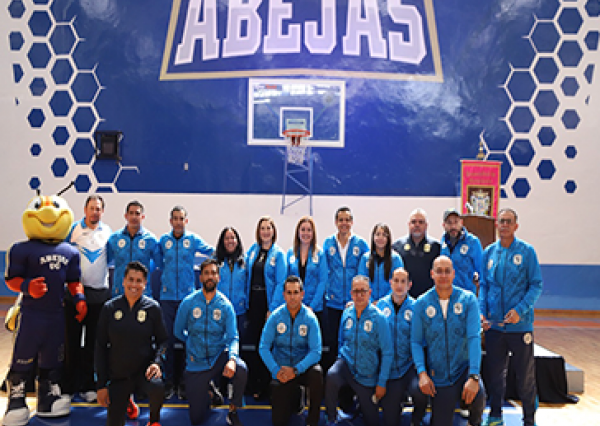 Autoridades universitarias realizan entrega de uniformes a deportistas UG 