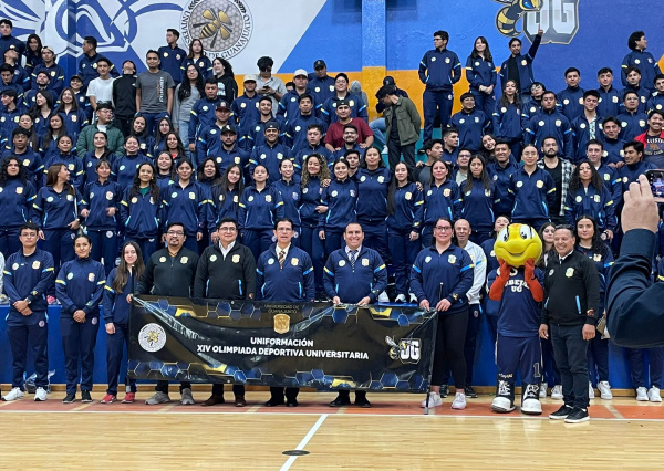 Entrega Rectoría de Campus Guanajuato uniformes a Delegación de la Olimpiada Deportiva Universitaria