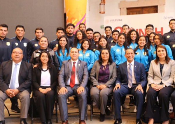 Universitarios renuevan el fuego simbólico de la libertad en la Alhóndiga de Granaditas