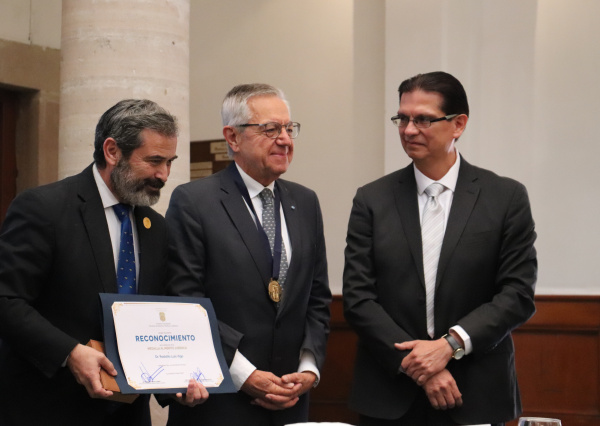 Entrega Universidad de Guanajuato Medalla al Mérito Jurídico al Dr. Rodolfo Luis Vigo