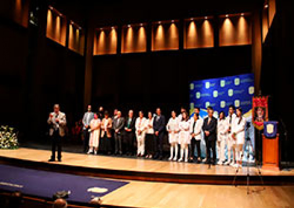 En un encuentro con identidad universitaria, comunidad egresada de Medicina celebra 77 años de historia 