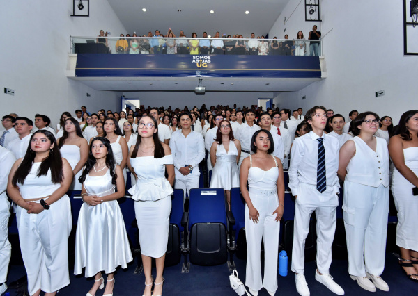Comunidad estudiantil de la licenciatura en Médico Cirujano recibe su bata blanca