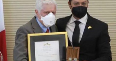 Galardona Congreso del Estado de Guanajuato al Dr. Alejandro Macías y a la Mtra. Victoria Morán
