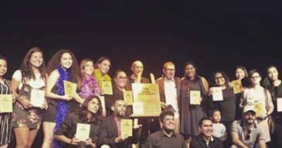 Estudiantes de la UG develan placa de 100 representaciones de obra de teatro en la CDMX