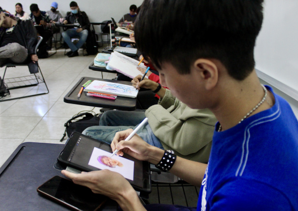 En la UG, concilian arte y amor propio con el pintor Jasiel Caminante