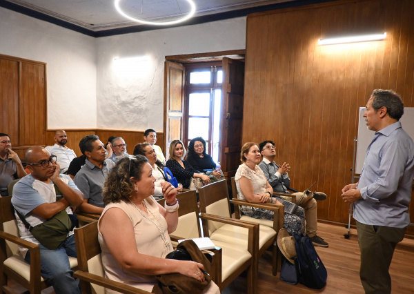 Imparte Benjamín Valdivia taller esencial de escritura literaria