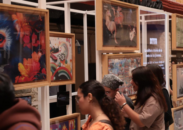 Exponen en el Mesón de San Antonio de la UG fusión del arte e inteligencia artificial