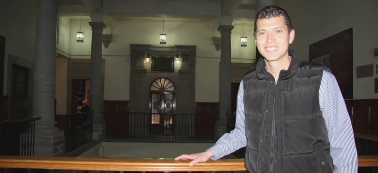 egresado-de-la-ug-fusiona-la-quimica-con-el-futbol